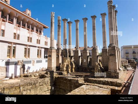 Restos De Pilares Del Antiguo Templo Romano En El Centro De Córdoba