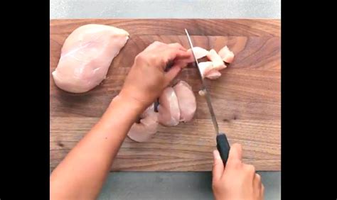 Elle Coupe Blancs De Poulet En Cube Puis Les Vous Succomberez Sa