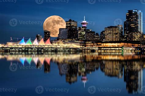 Vancouver Night Full Moon 5902333 Stock Photo at Vecteezy