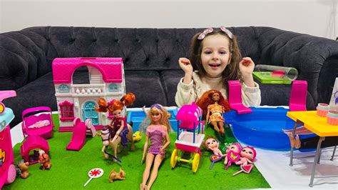 Barbie Kız evcilik videosu Ada Barbie oyuncakları ile havuz oynuyor