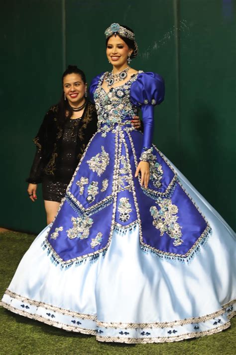 Siu Ling I Recibe Corona Como La Reina De Los Juegos Florales