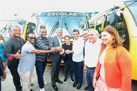 Governo Baiano Jerônimo entrega Ônibus Escolar para Vitória da