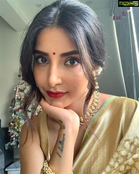 Harshita Gaur Instagram 🎶किसका रस्ता देखे ऐ दिल ऐ सौदाई 🎶