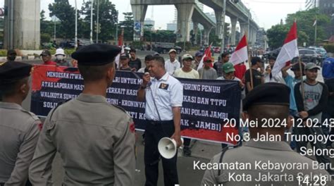 Hari Ini Walikota Sungai Penuh Ahmadi Zubir Didemo Di Mabes Polri Dan