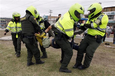 Policías Agreden A Periodistas De Un Canal De Televisión Colombiano En