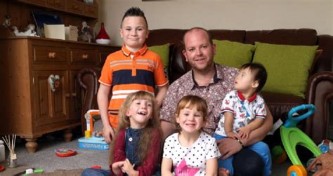 Gay adoptoval 4 silně postižené děti Jejich výchovu zvládá bravurně EVROPA 2