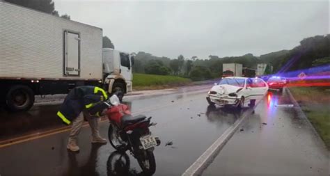 Em V Deo Engavetamento Deixa Motociclista Gravemente Ferido Na Br