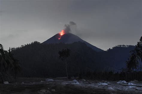 FOTO Penampakan Gunung Semeru Keluarkan Lava Pijar