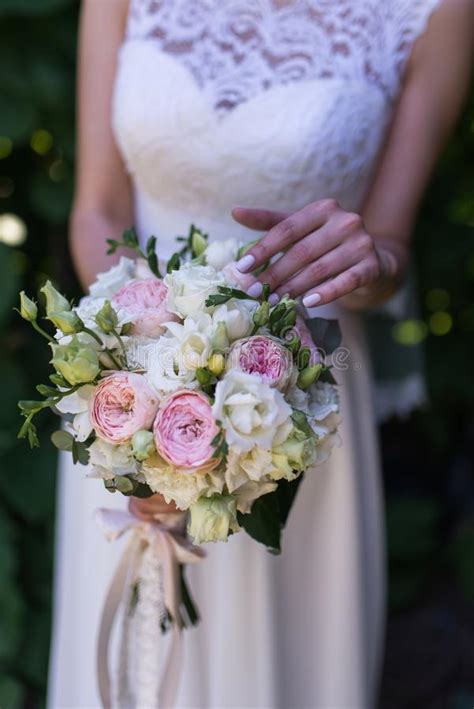 Ramo Hermoso De La Boda En Las Manos De La Novia Flores De Moda Y