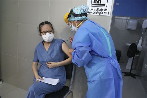 Perú empieza a vacunar contra el COVID al personal sanitario AP News