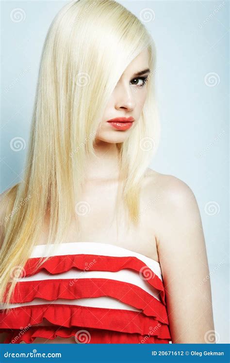 Het Portret Van De Manier Van Een Jonge Blonde Vrouw Stock Foto Image Of Sluit Blond 20671612