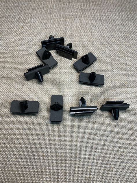 Auveco Moulding Clip With Sealer For Chrysler Aa Ebay