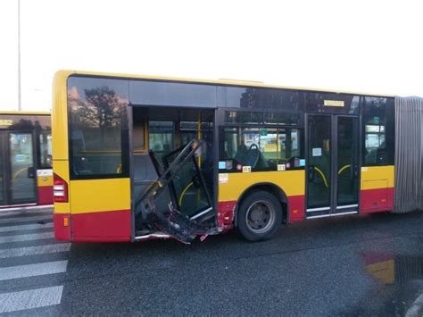 Wypadek Na Ul D Browskiego Autobus Zderzy Si Z Samochodem Osobowym