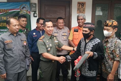 Bentuk Kepedulian TNI Dandim 0833 Serahkan Rumah Program Karya Bakti RTLH