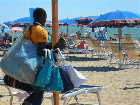 Blitz In Spiaggia A Senigallia Contro Labusivismo Commerciale Ancona