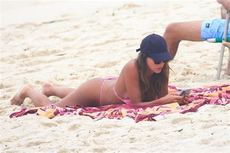 Foto Deborah Secco Colocou Bumbum Para Cima Para Relaxar Na Areia