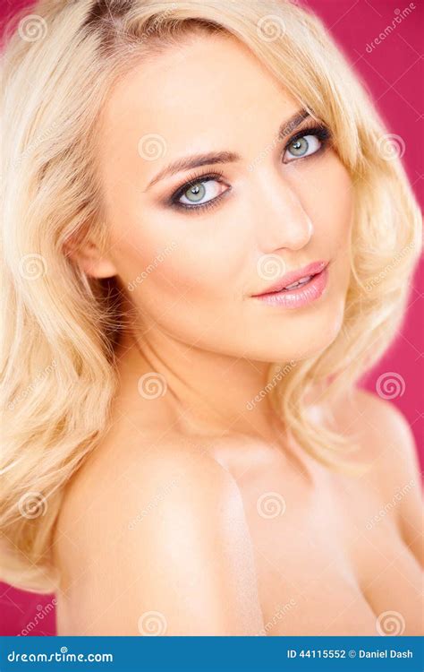 Belle Jeune Femme Blonde Séduisante Photo stock Image du blonde sain 44115552