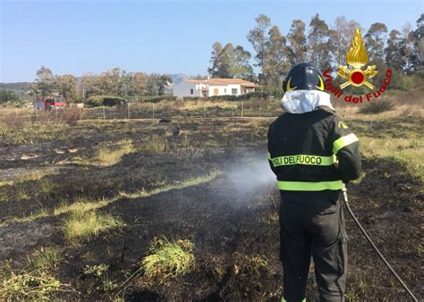 Arzachena In Fumo Un Ettaro Di Sterpaglie Intervento Dei Vigili Del Fuoco