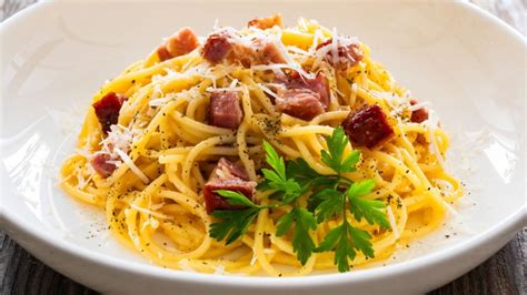 Macarrão à carbonara receita prática e muito apetitosa