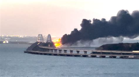 Fotos Y Videos Una Fuerte Explosión Destruye Parte Del Puente De