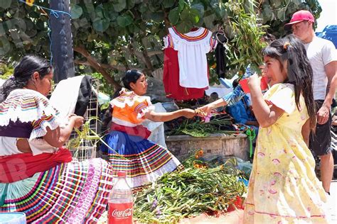 Acuden Artesanos Al Centro De Chilapa Para Vender Sus Figuras De Palma