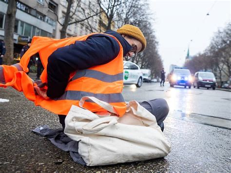 Klima Kleber Klimaproteste Stoppen Verkehr Am Wiener Praterstern Sn At