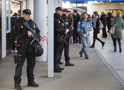 Extra politie op Utrecht Centraal | Foto | AD.nl