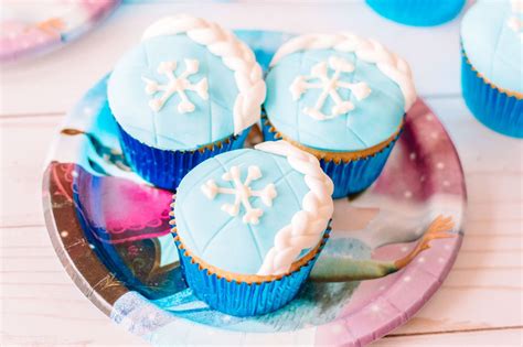 Disneys Frozen Cupcakes Inspired By Elsas Hair Seelindsay