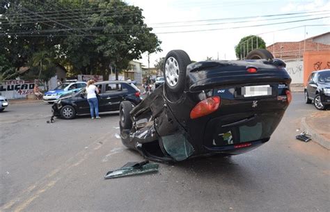 G1 Colisão Envolvendo Dois Carros Deixa Motorista Ferida Em Goiânia