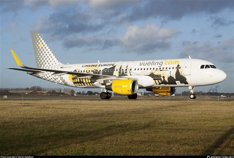 EC LVP Vueling Airbus A320 214 WL Photo By Martin Needham ID 1115066