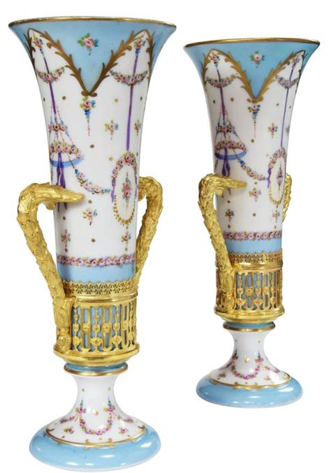 Paire De Vases Cornet En Porcelaine De Paris Xix Me Pendule