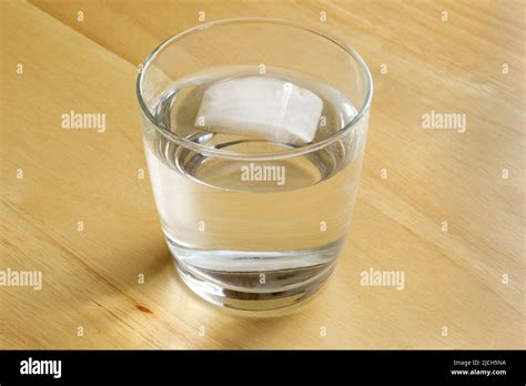 Hielo Derriti Ndose En Un Vaso Fotograf As E Im Genes De Alta