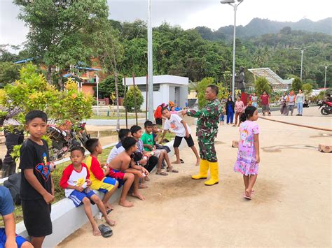 Danrem 033 WP Hibur Anak Anak Korban Terdampak Bencana Longsor Serasan