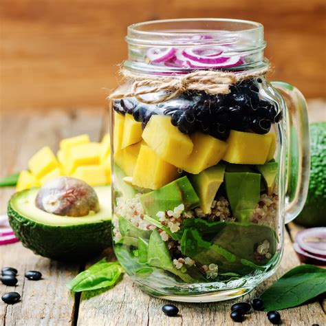 Receita Salada no pote de quinoa abacate e feijão preto