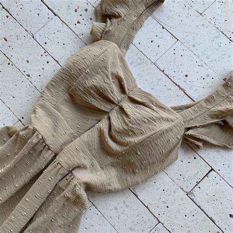 Vestido Longuete Pipoca Abertura Al A Babados E Camadas Nude