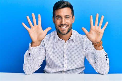 Un Hombre Hispano Guapo Con Ropa De Negocios Sentado En La Mesa