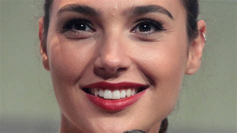 See Gal Gadot In Red With The Rock And Ryan Reynolds For Red Notice ...