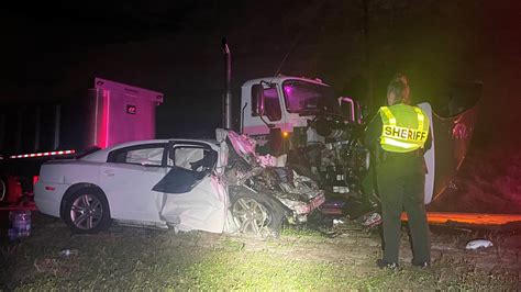 Man Dies After Crashing Head On Into Semi Truck In Davenport