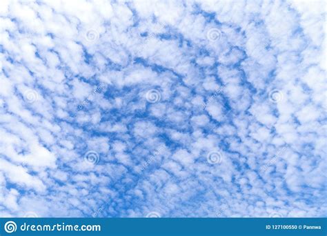 Fondo Del Cielo Azul Con Las Nubes Y La Luz Del Sol Foto De Archivo