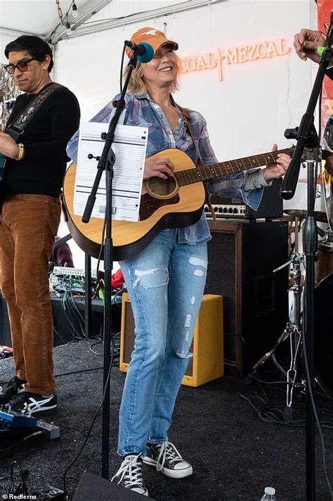 Renee Zellweger Hits The Stage With A Guitar And Sings Performs With CM