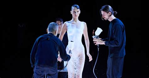 El vestido hecho con spray de Bella Hadid que triunfó en la pasarela de