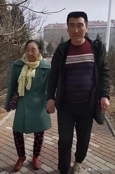 當年58歲老太不顧家人反對嫁給26歲小伙，20年過去了，現狀如何 每日頭條