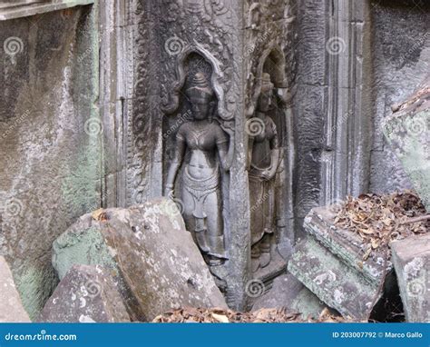 Dos Figuras Femeninas Talladas En Piedra En El Templo Ta Prohm En El