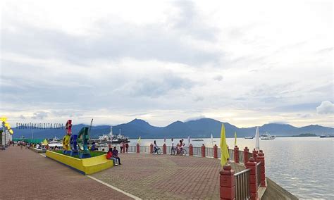 Afternoon Strolling at Puerto Princesa City Baywalk Park