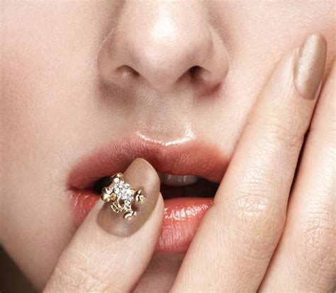 Τα 10 εναλλακτικά nude manicure της σεζόν