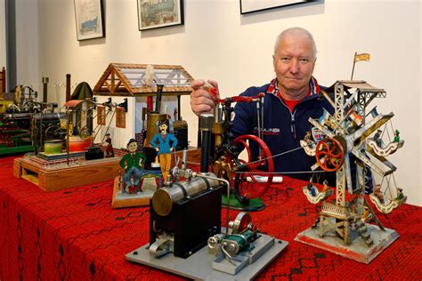 Ratternde Mini Maschinen Und Ein Feuerwehreinsatz Im Textil Und