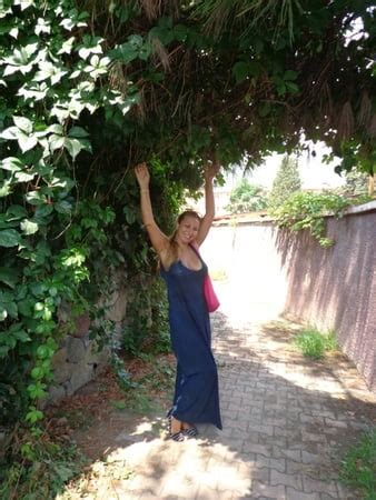 Blonde Milf Lifting Her Dress To Expose Shaved Pussy Pics Xhamster