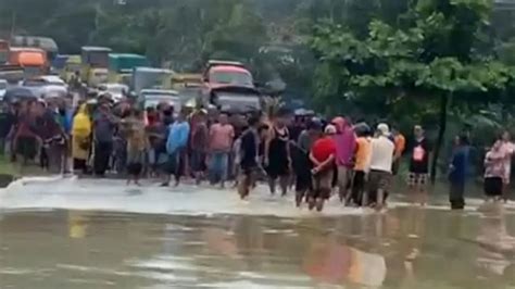 Jalan Lintas Sumatera Hubungkan Jambi Dan Padang Lumpuh Akibat