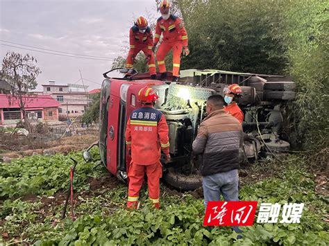 货车冲出3米路基侧翻菜地 隆回消防紧急救援部门新闻隆回新闻网