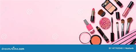 Cosm Ticos Profesionales Del Maquillaje En Fondo Rosado Foto De Archivo